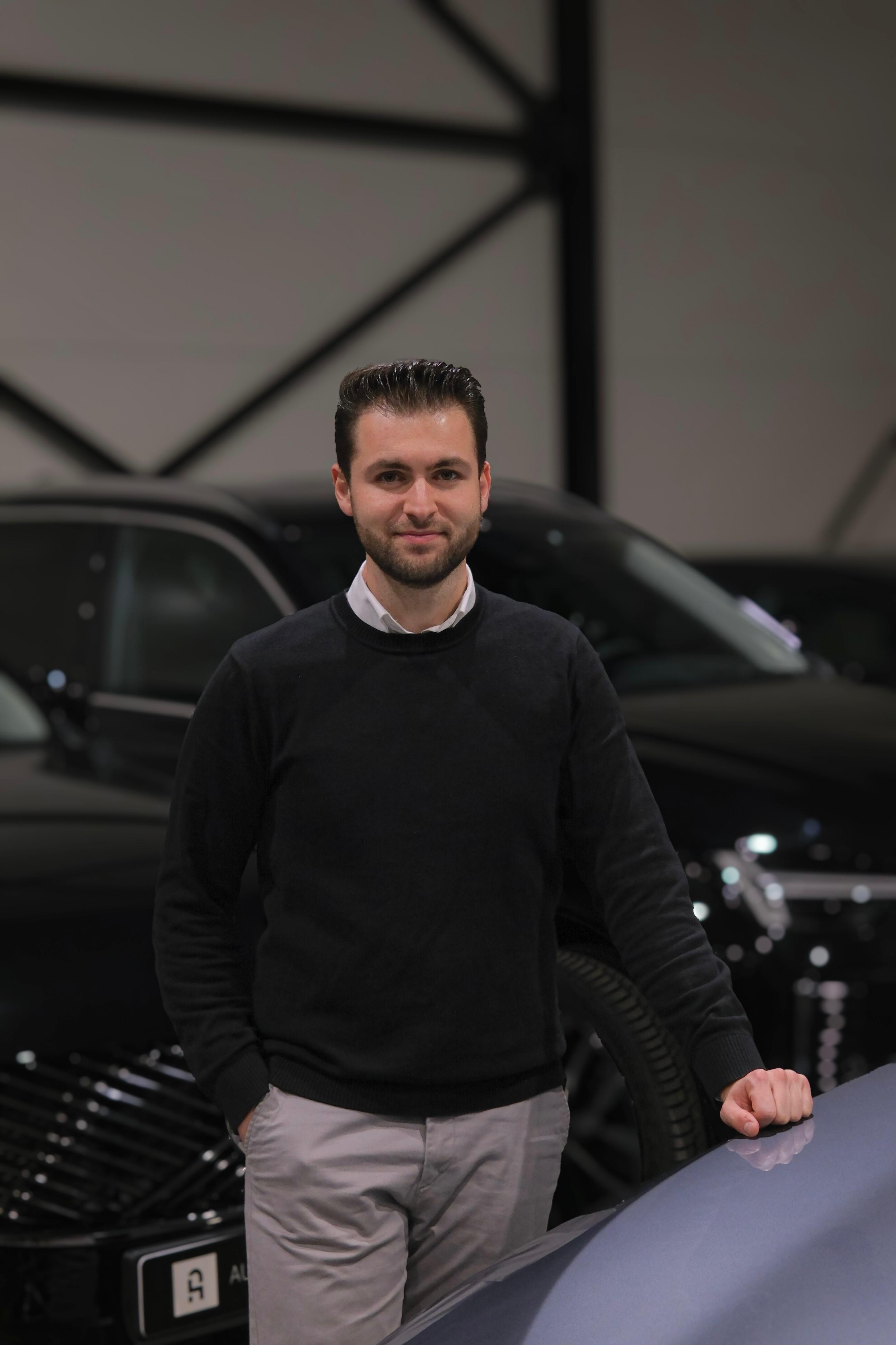 Verkoopadviseur van Autobedrijf Selekt in de showroom